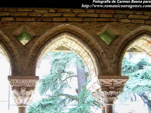 ROMBOS CALADOS ENTRE LOS ARCOS